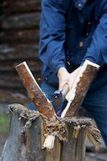 Es ist viel Arbeit, das Holz an die Feuerstellen zu bringen. Gehen Sie sparsam mit dem Feuerholz um!