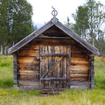 Eines der vielen Almgebäude: ein Häuschen am Bach zum Kühlen der Milch.