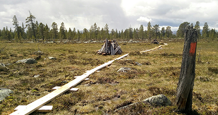 Ny spång med den gamla rivna i högar